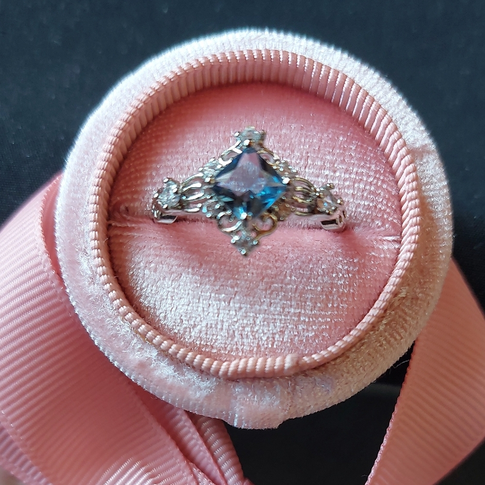 Elegant 925 Silver and Blue Gemstone Ring